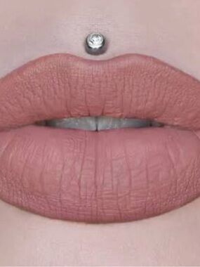 Jeffree star velour liquid lipstick in Christmas cookie